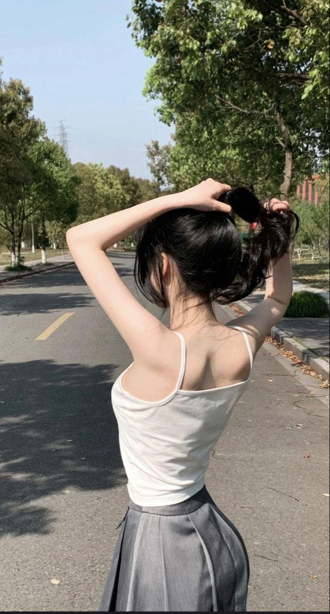 Hình cô gái xinh với ngực to và vai có sắc đẹp