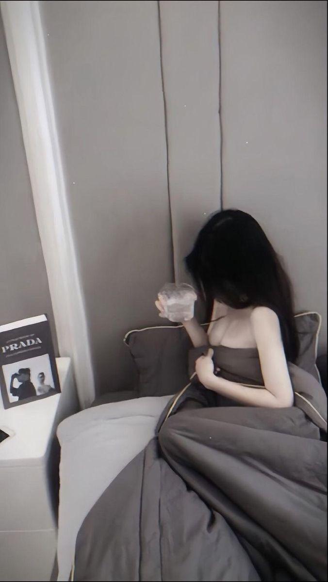 Gái xinh đang ngủ trong phòng ngủ đẹp