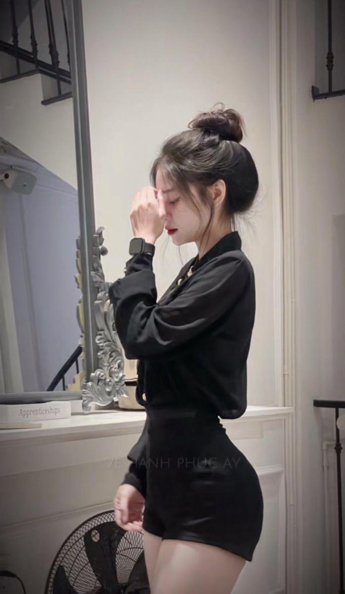 Ảnh gái xinh ngực đẹp trong thời trang nổi bật