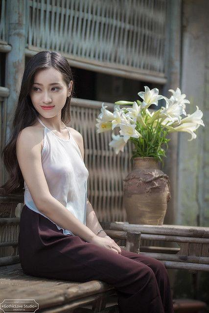 Gái Xinh Đầm Sen Và Gái Xinh Mặc Yếm