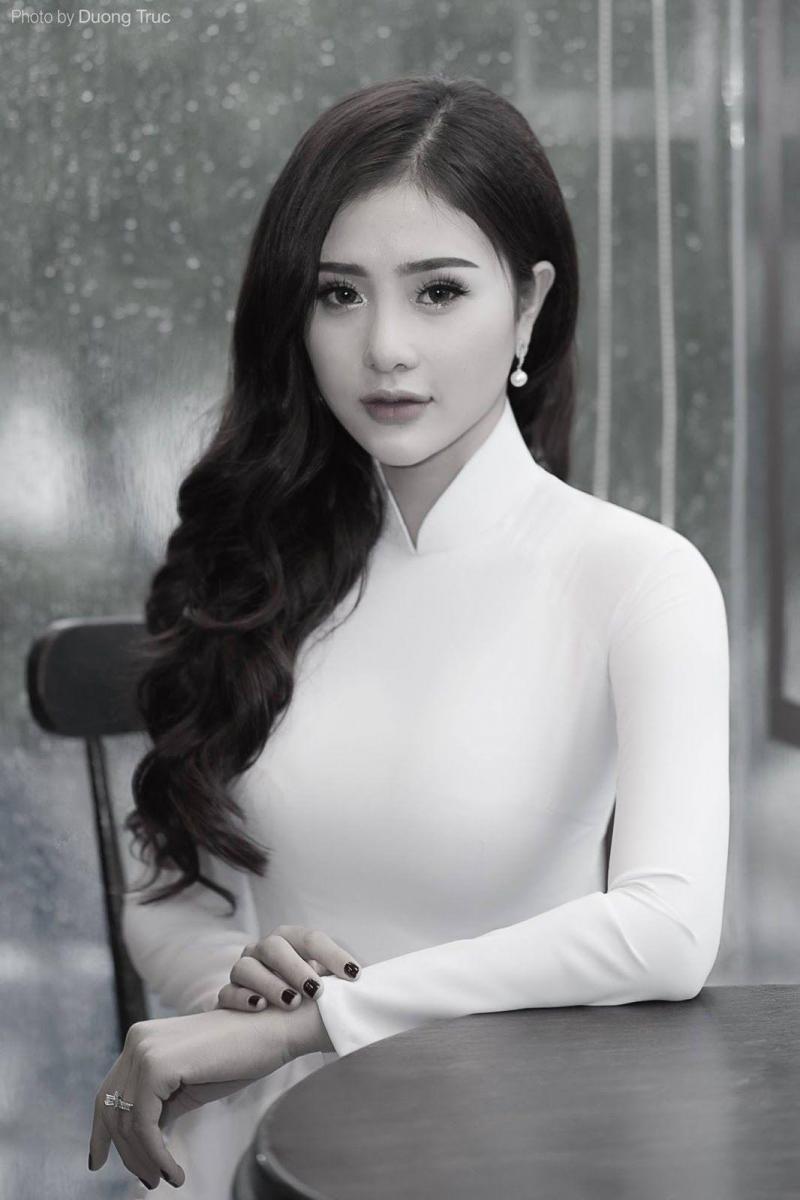 Gái xinh ngực đẹp trong áo dài trắng