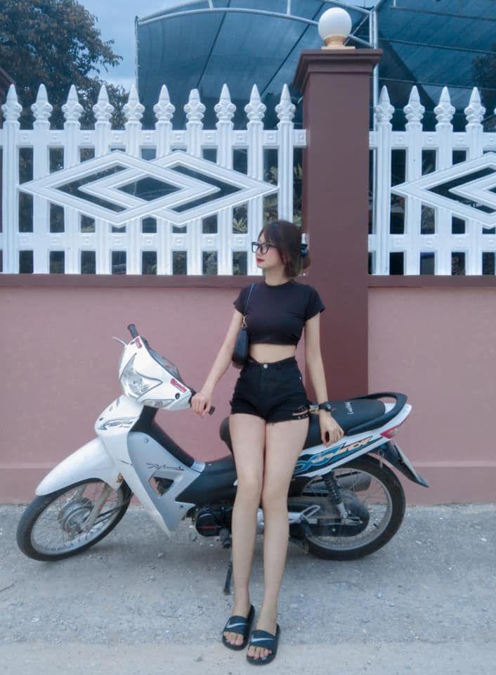 Gái xinh khoe ngực bên xe tay ga