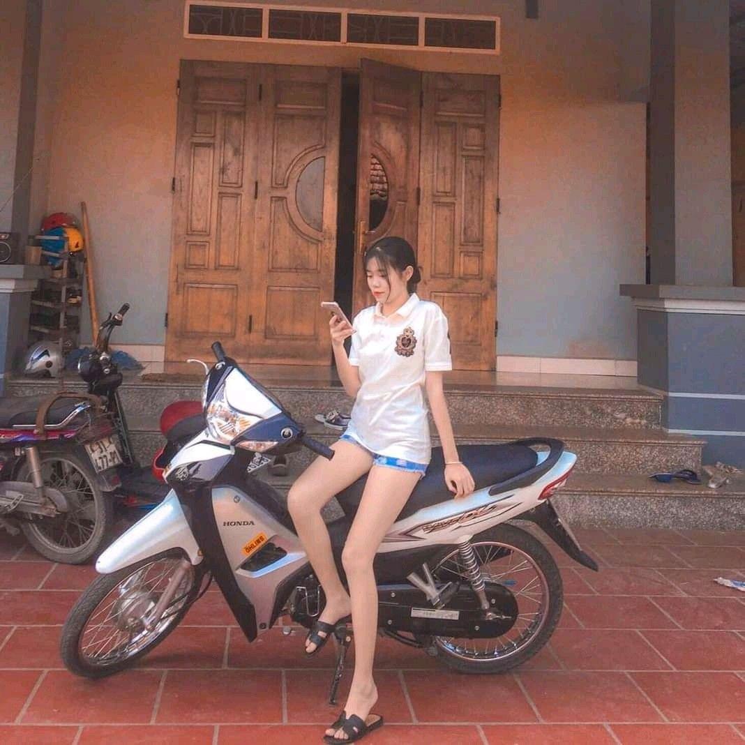 Ảnh gái xinh lớp 10 và lớp 12 bên xe máy