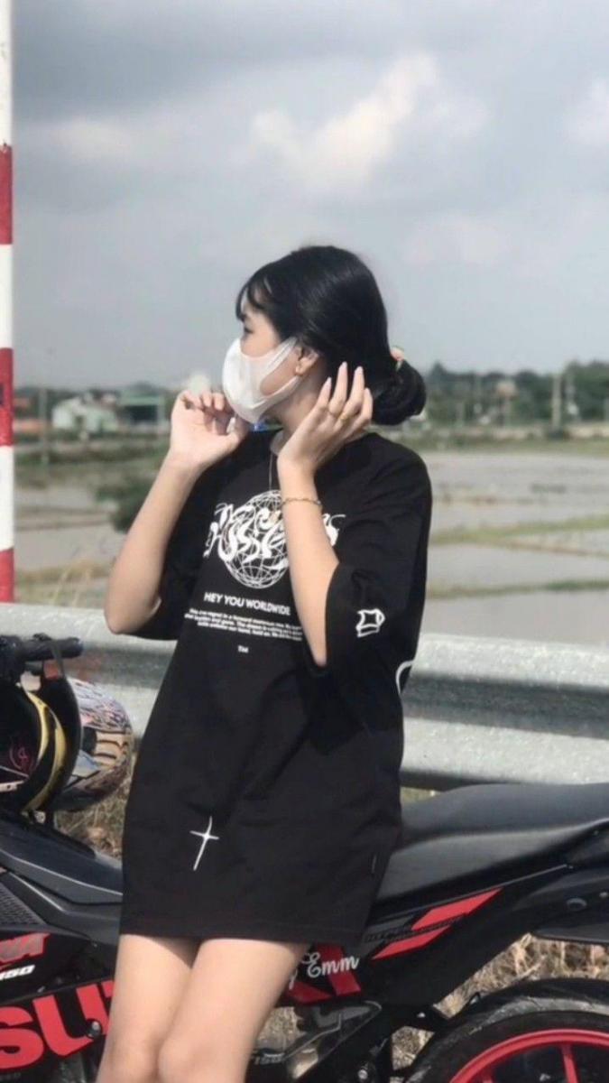 Những ảnh gái xinh ngực to xe máy đẹp