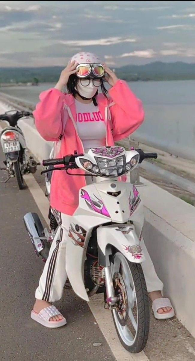 Ảnh gái xinh chân dài ngồi trên xe tay ga
