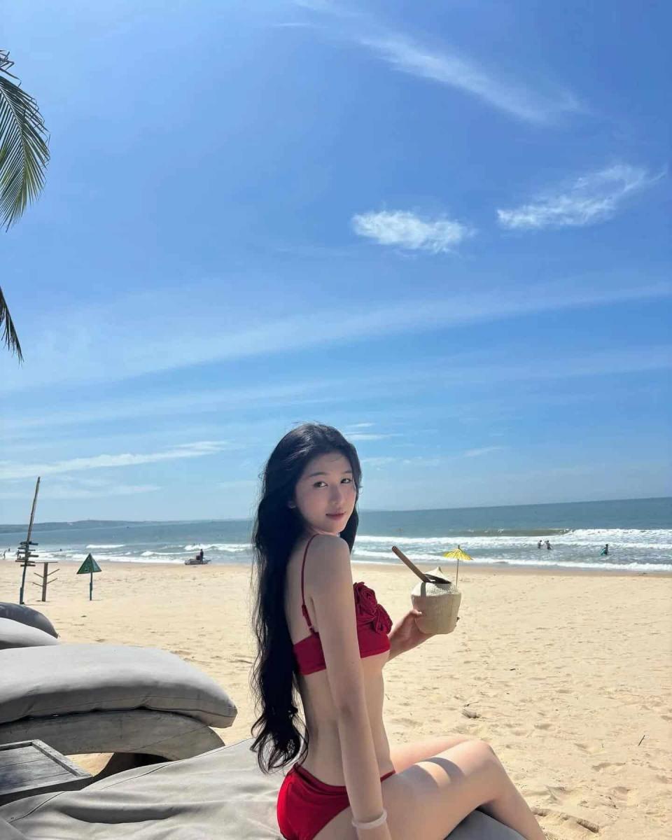 Gái Đẹp Cởi Đồ Tại Bãi Biển