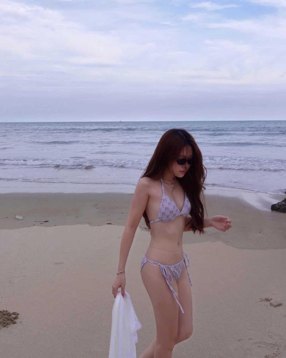Gái xinh mặc bikini khoe dáng bên biển