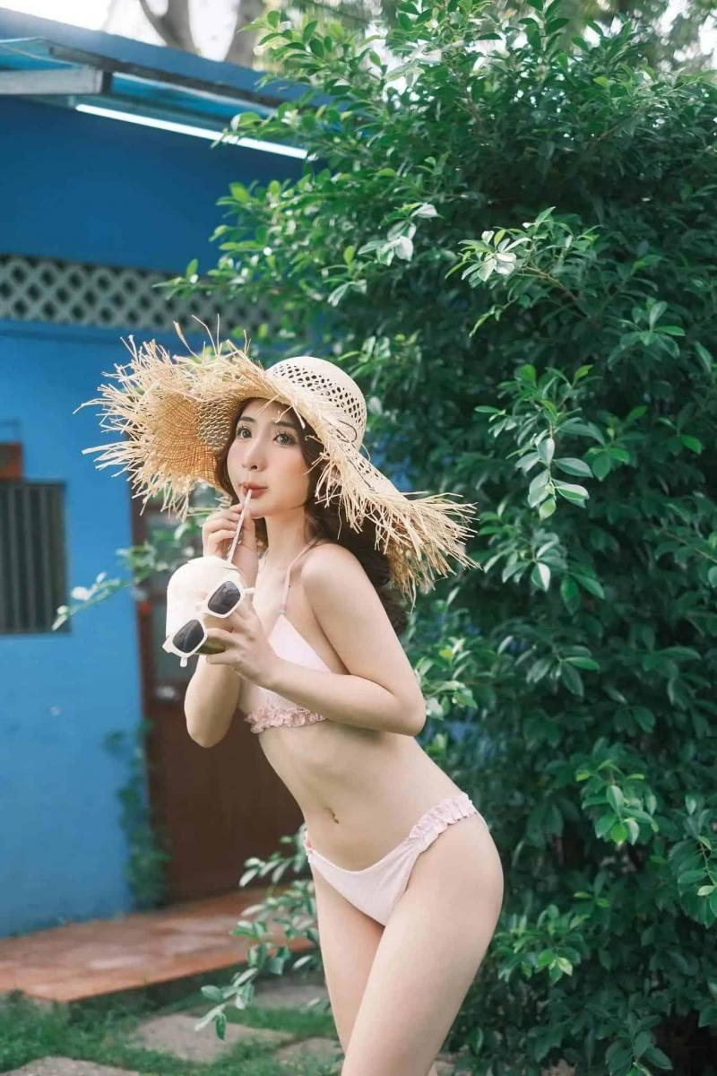 Gái xinh mặc bikini chụp ảnh sexy tại bể bơi