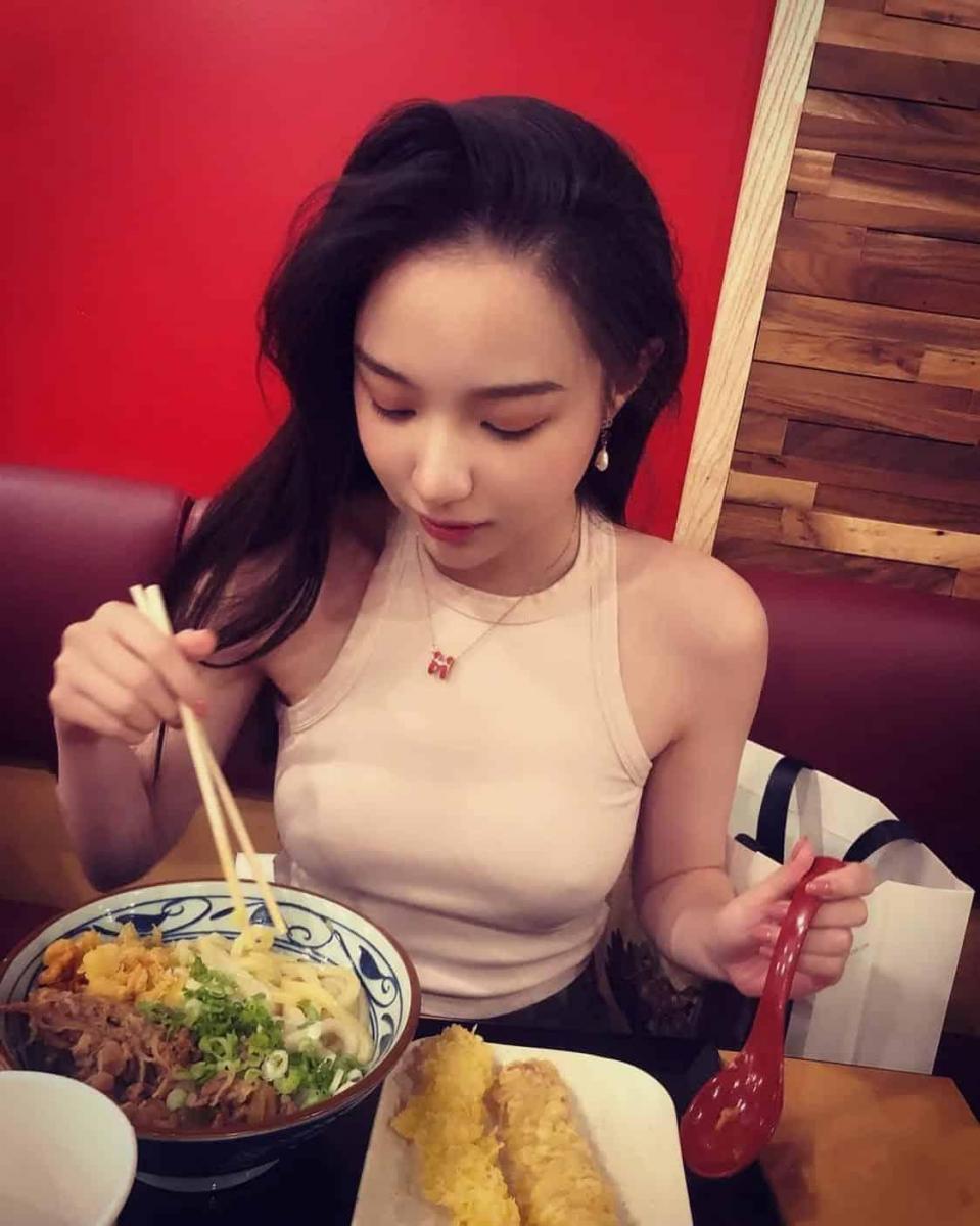 Gái trung sexy trong hình ảnh 2025