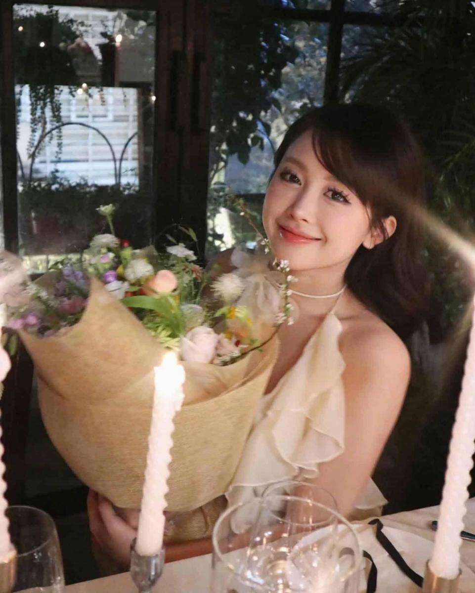 Ảnh gái xinh cầm hoa giữa vườn hoa hồng