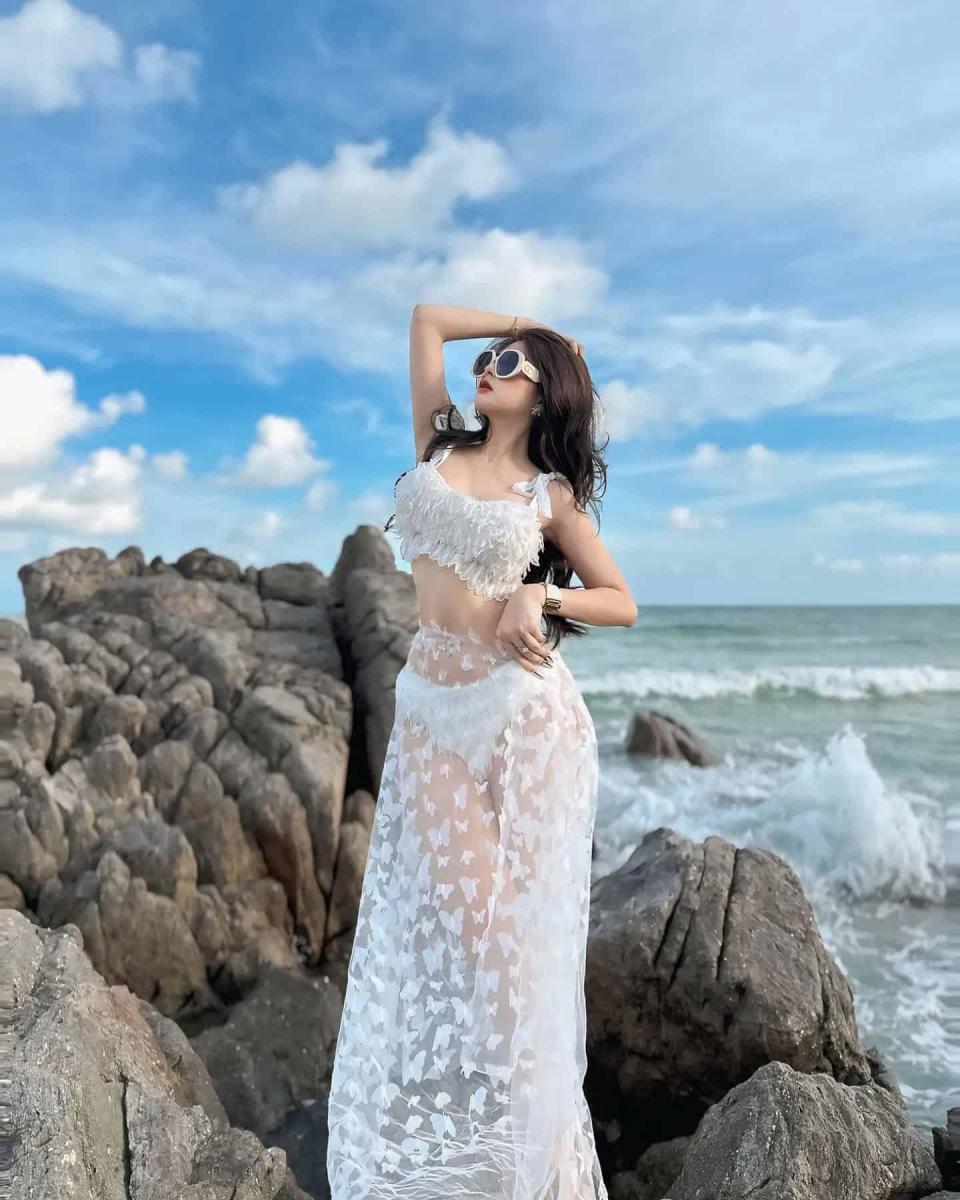 Cô dâu xinh đẹp trong váy trắng lộng lẫy