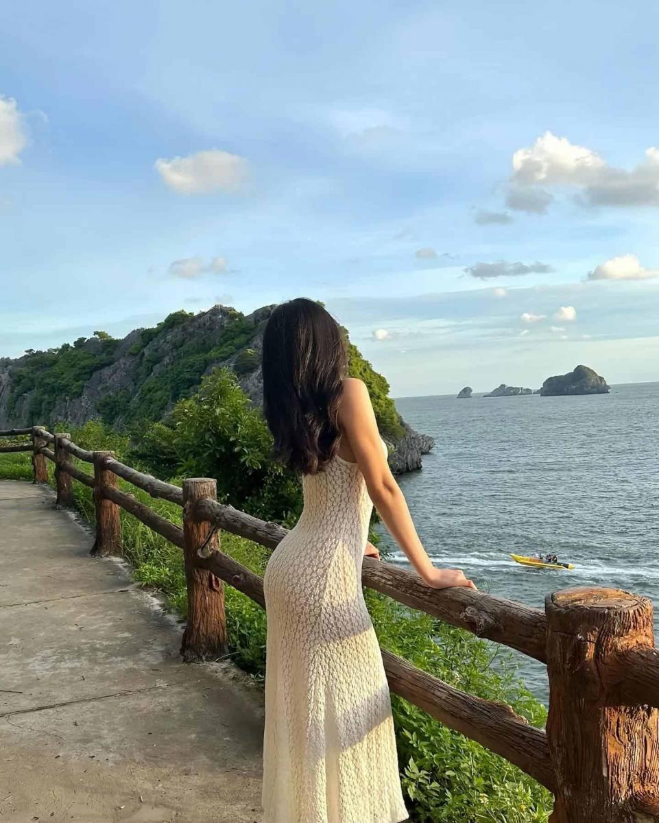 Hình cô gái đẹp trong thời trang biển 2025