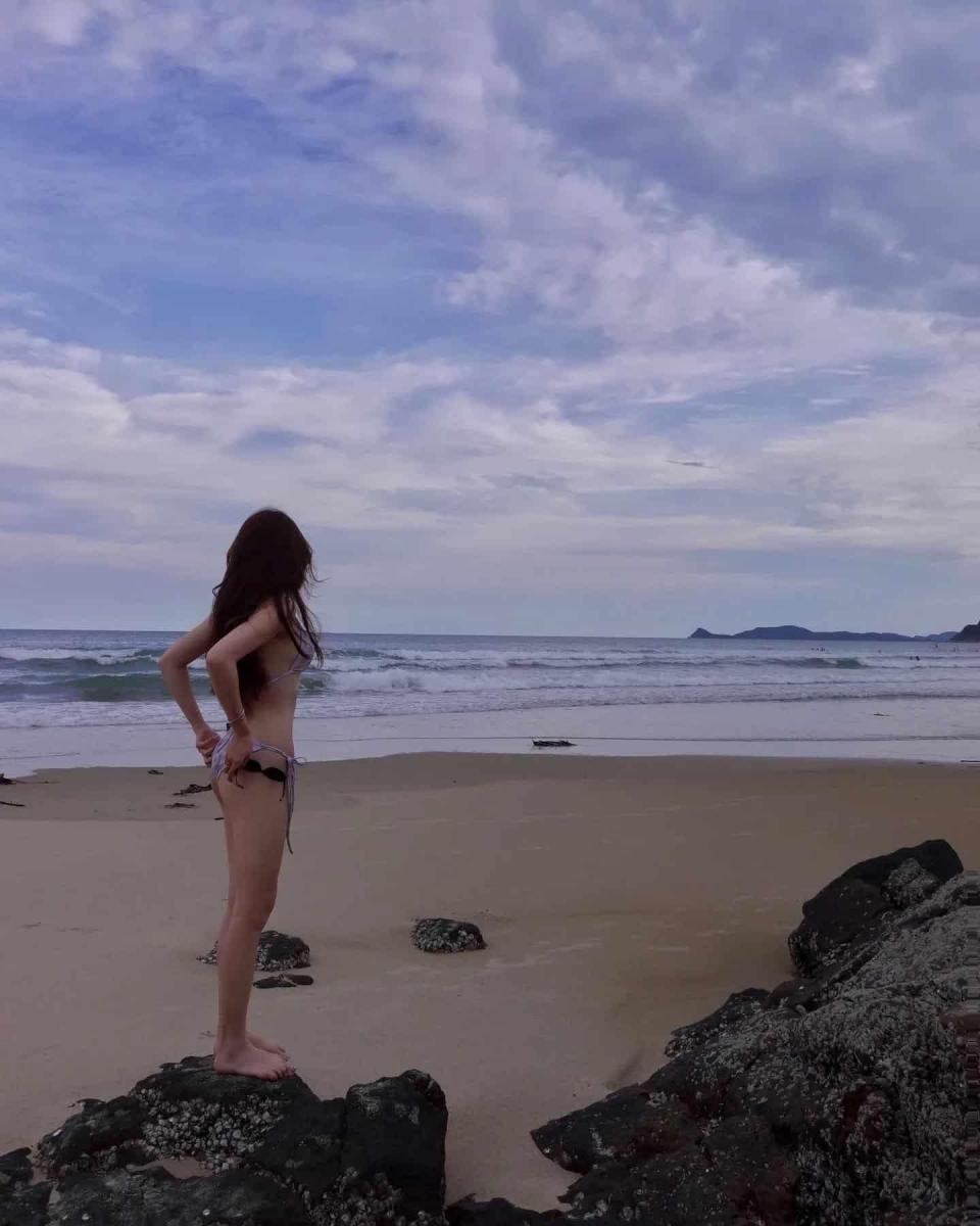 Cô Gái Đẹp Trong Đầm Sen
