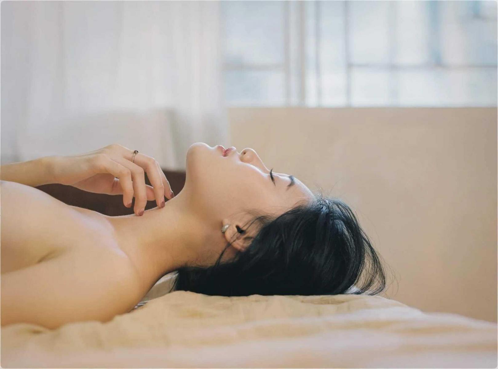 Gái đẹp khoả thân chụp ảnh gợi cảm