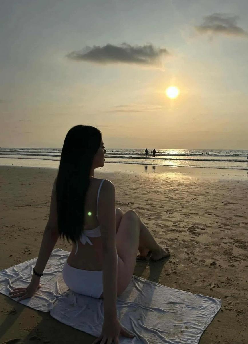 Chân gái xinh bên bãi biển hoàng hôn đẹp