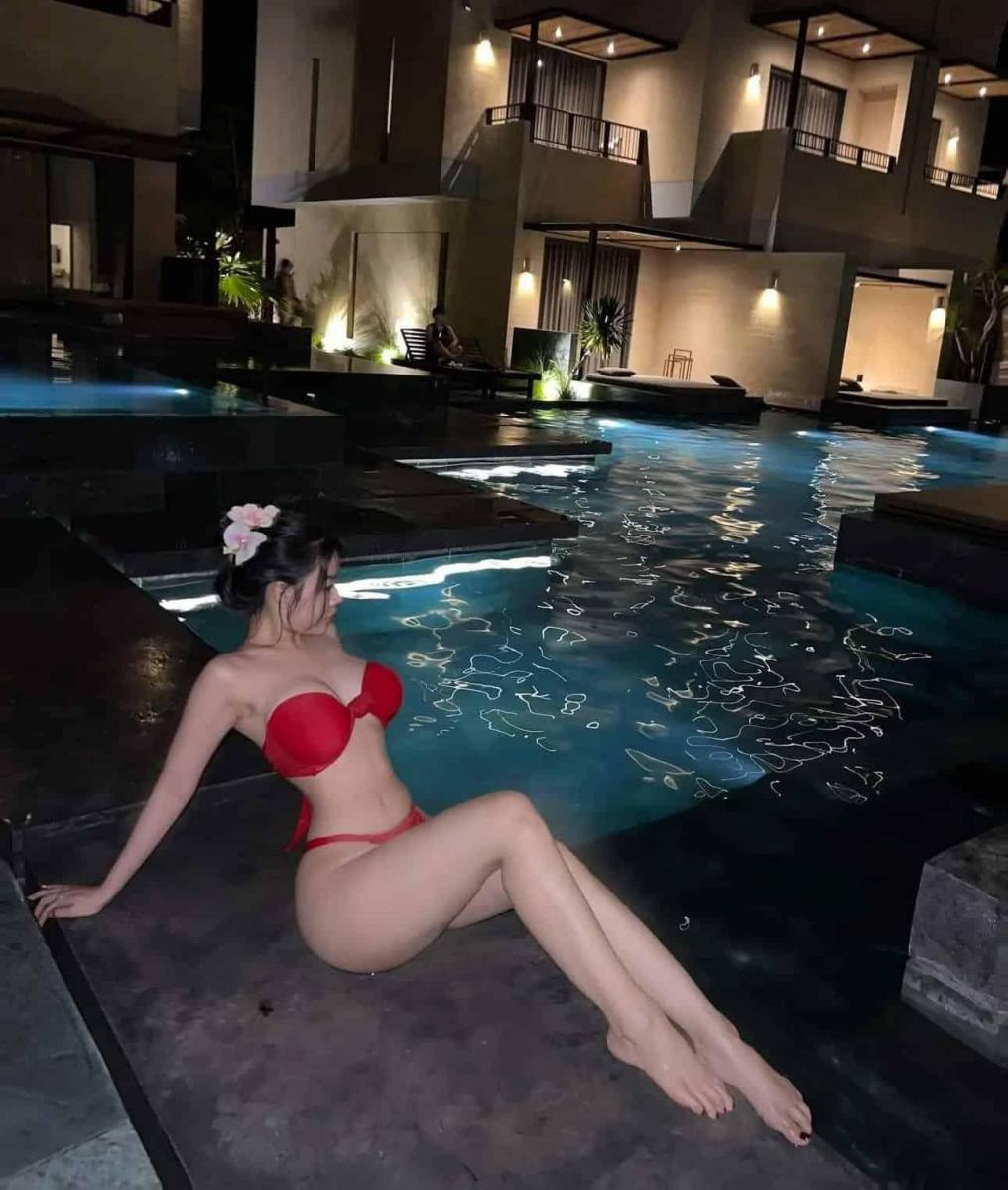 Gái Xinh Quyến Rũ Bên Bạn Bè
