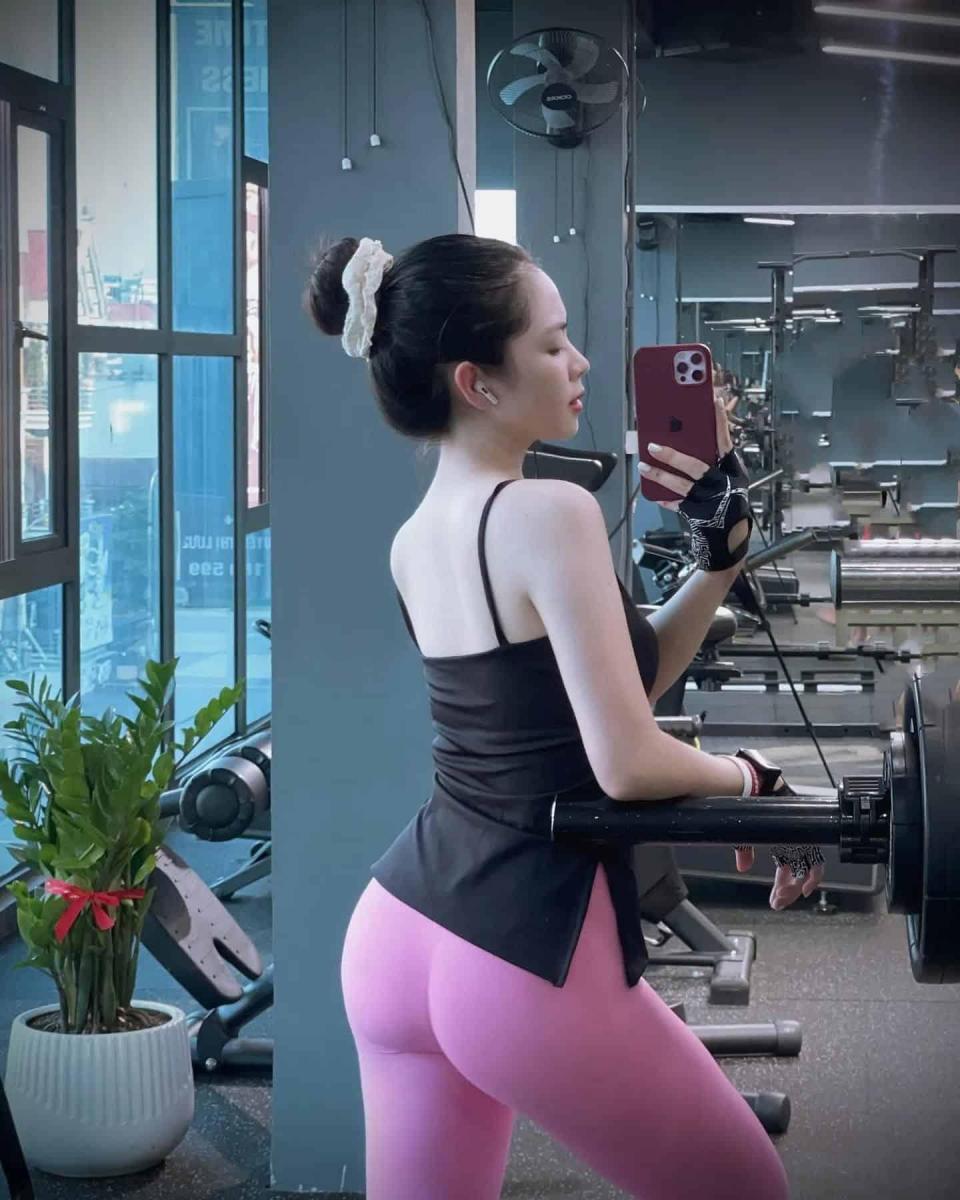 Hình ảnh cô gái xinh đẹp tập gym 2025