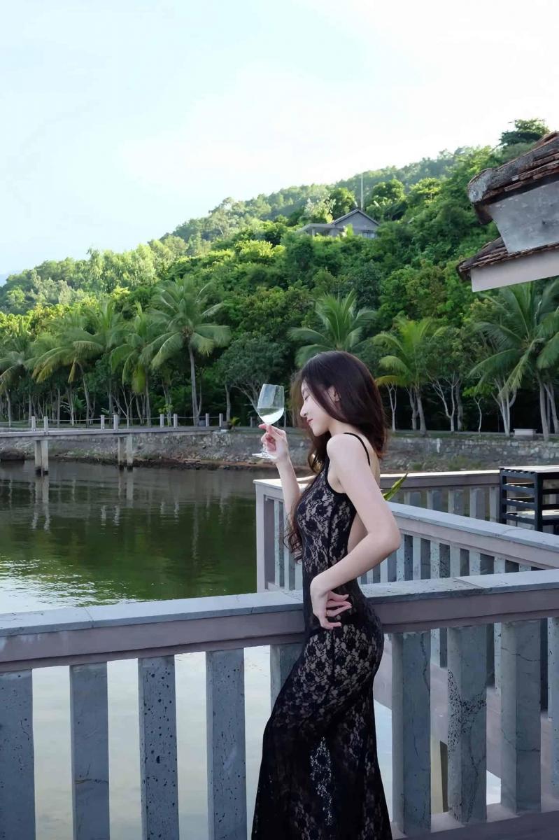 Gái xinh áo dài trắng trong kỳ nghỉ mùa hè 2025