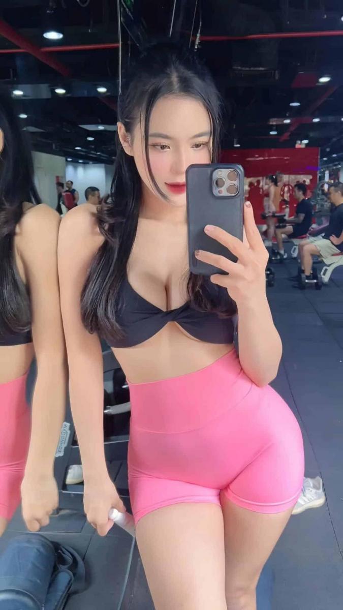 Gái xinh che mặt tại toà nhà Ajman, trung tâm mắt xinh 2025