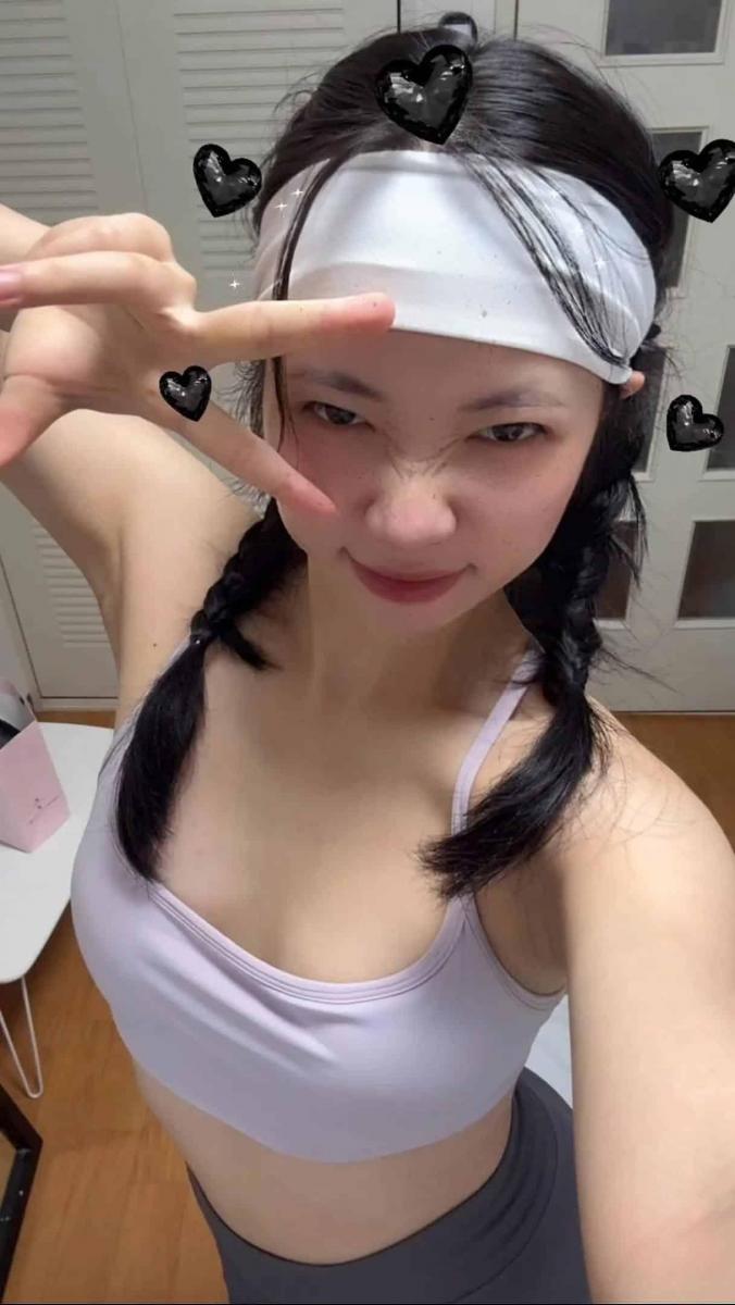 Hình gái xinh kute trong áo sơ mi không tay