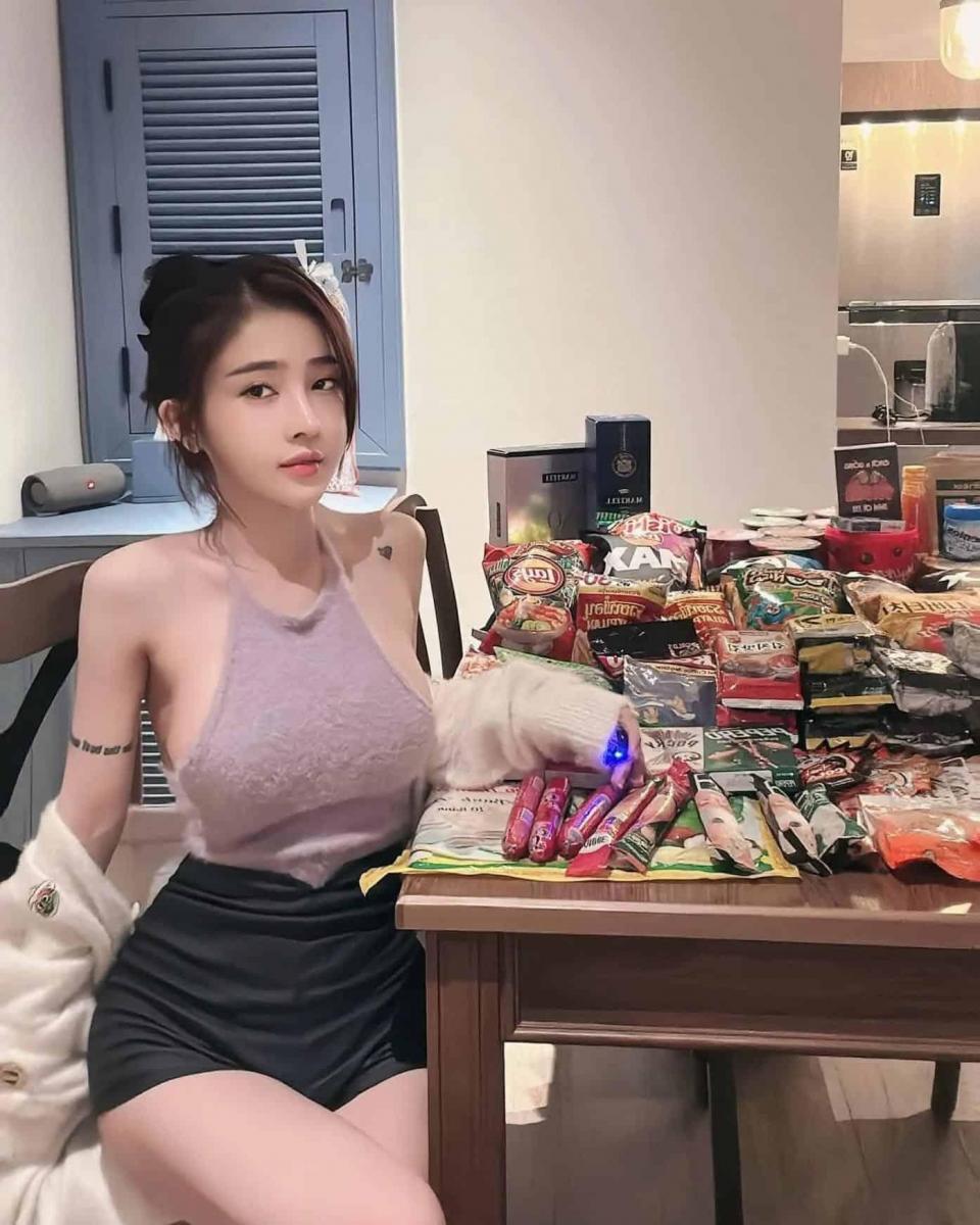 Ảnh gái xinh áo sơ mi không tay cô gái