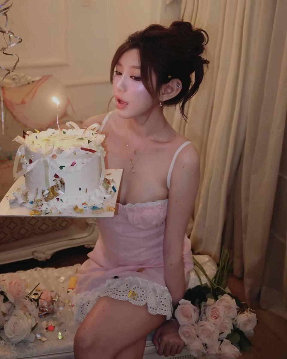 Gái xinh hỏa thân chúc mừng sinh nhật 2025