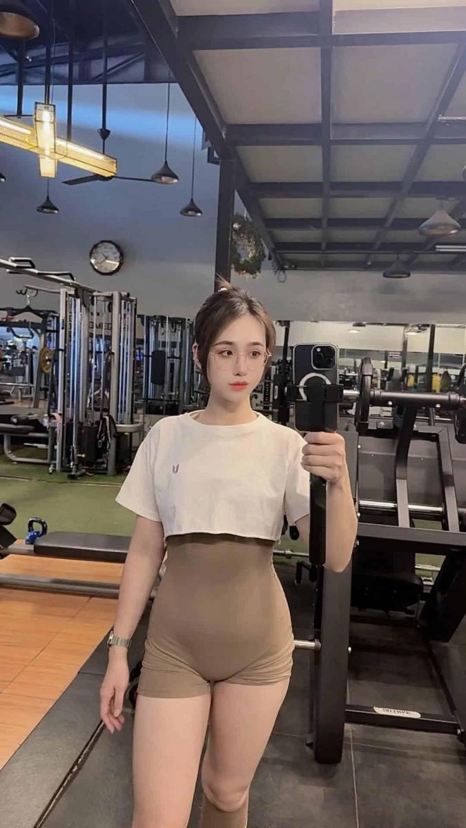 Ảnh gái xinh mặc áo vú và đeo kính lớp 10