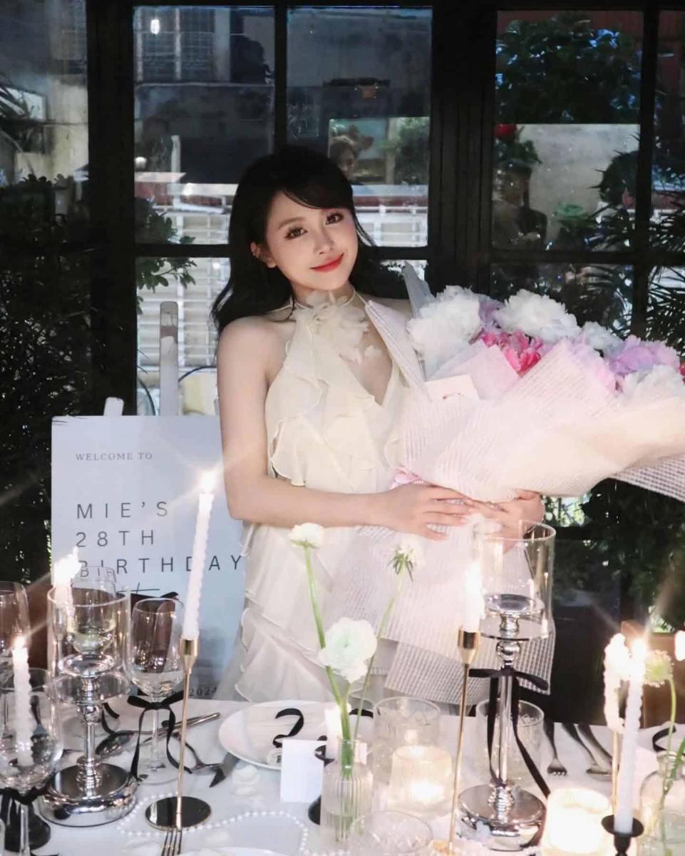 Gái xinh avatar tại quán cafe đẹp