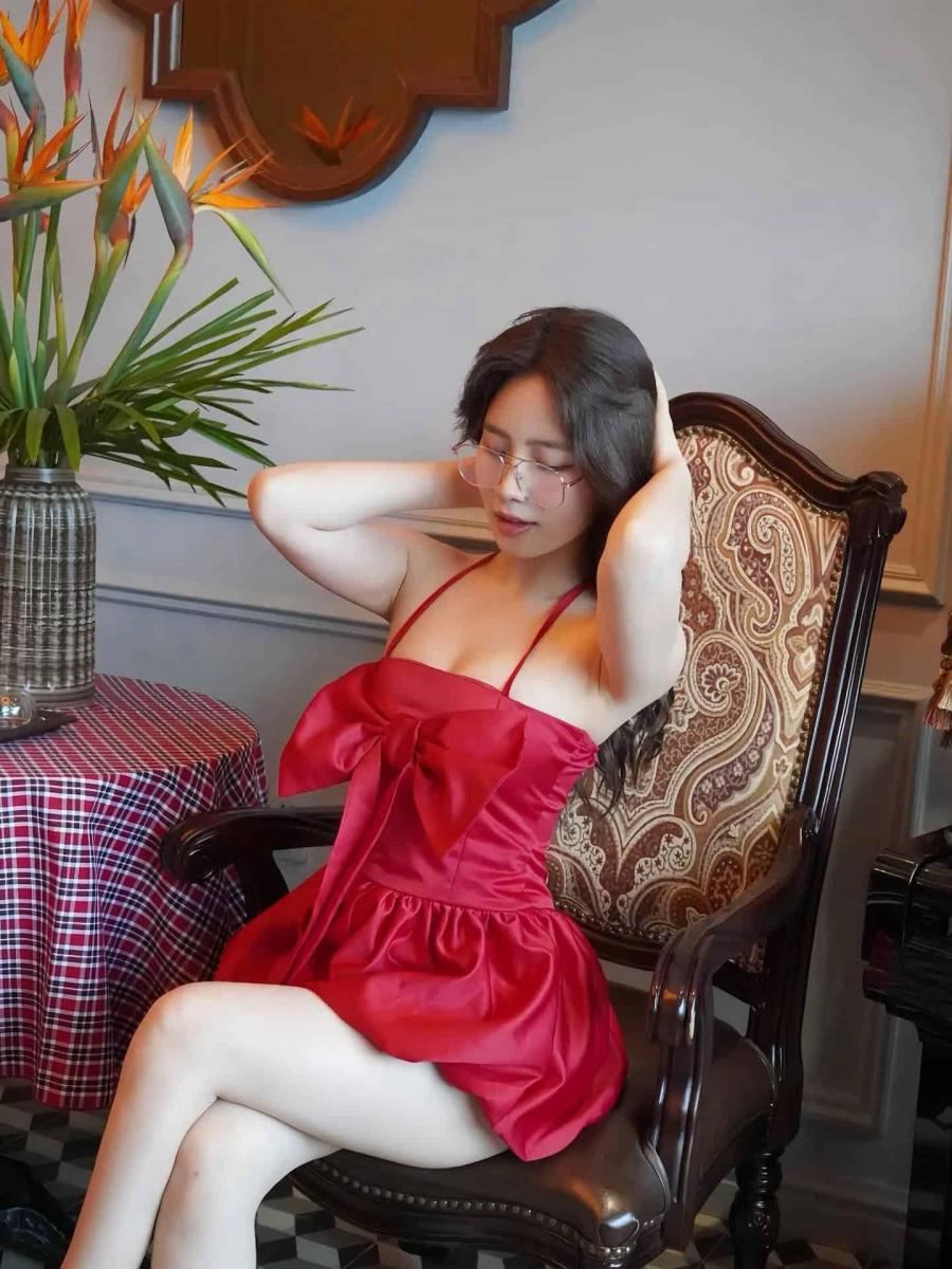 Hình ảnh cô gái xinh đẹp trong áo sơ mi