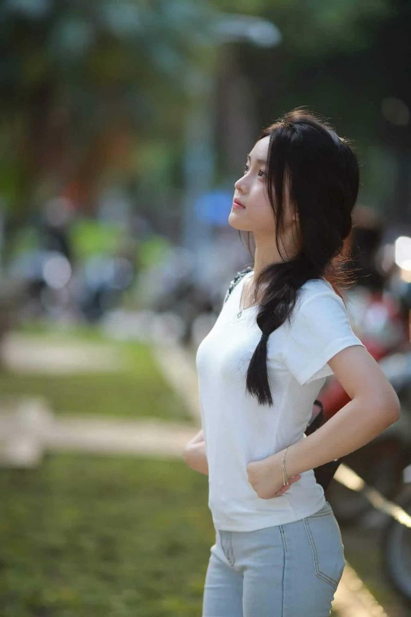 Ảnh gái xinh đẹp với ngực to và đi đai