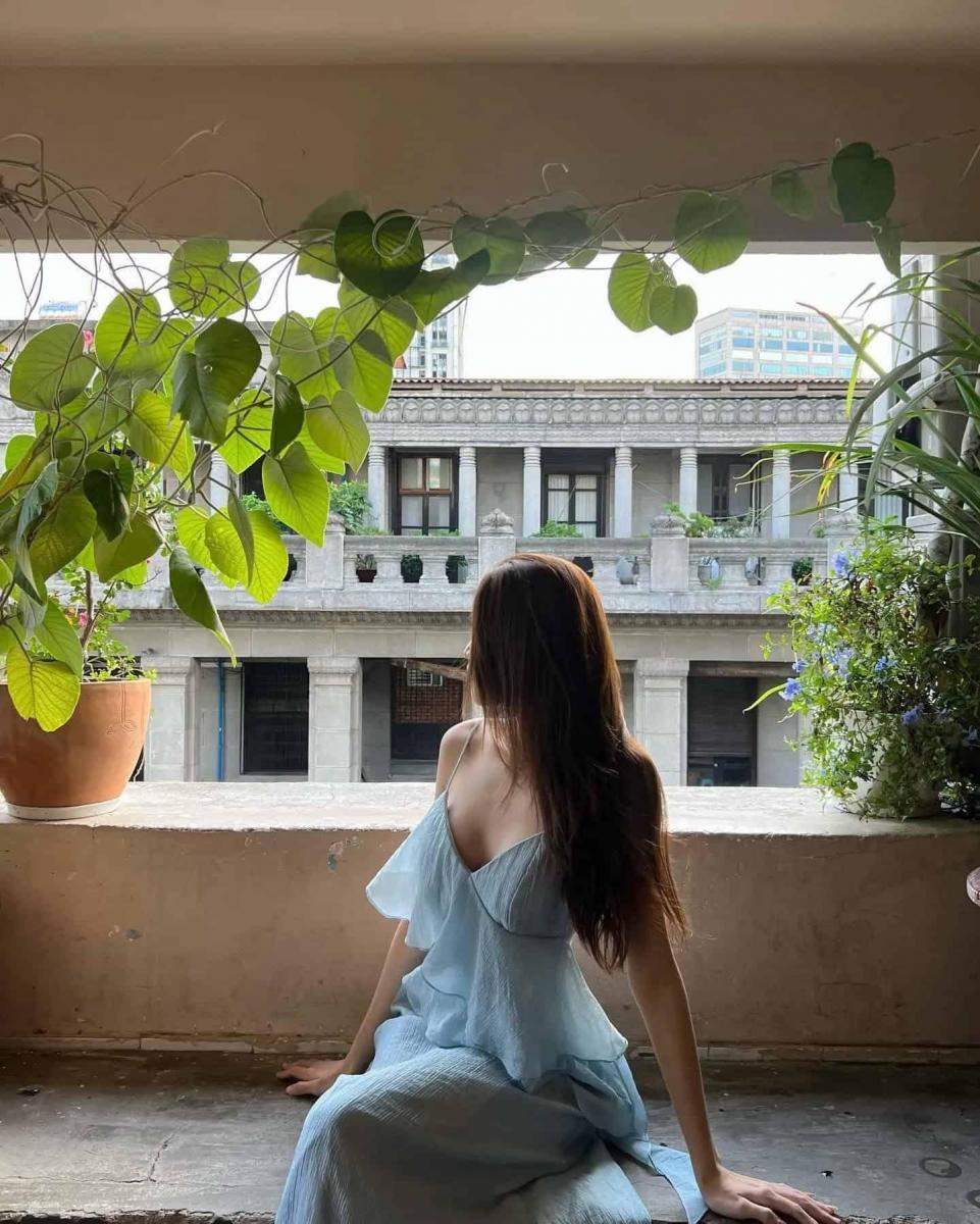 Ảnh của những cô gái xinh đẹp bên cửa sổ