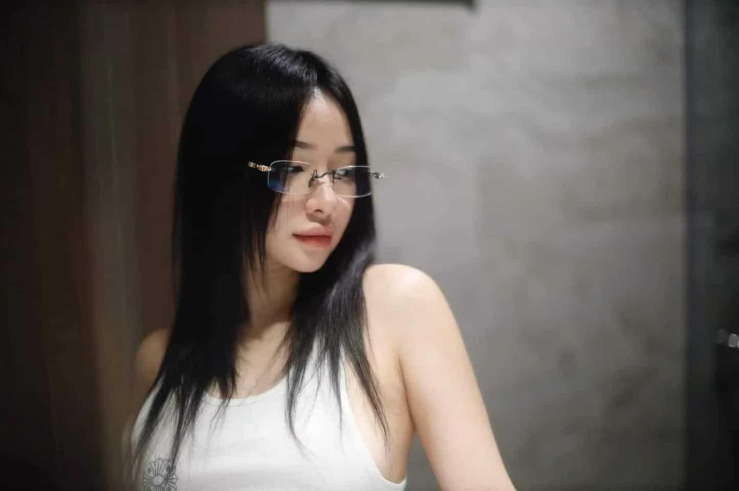 Hình ảnh con gái đeo kính xinh đẹp 2025