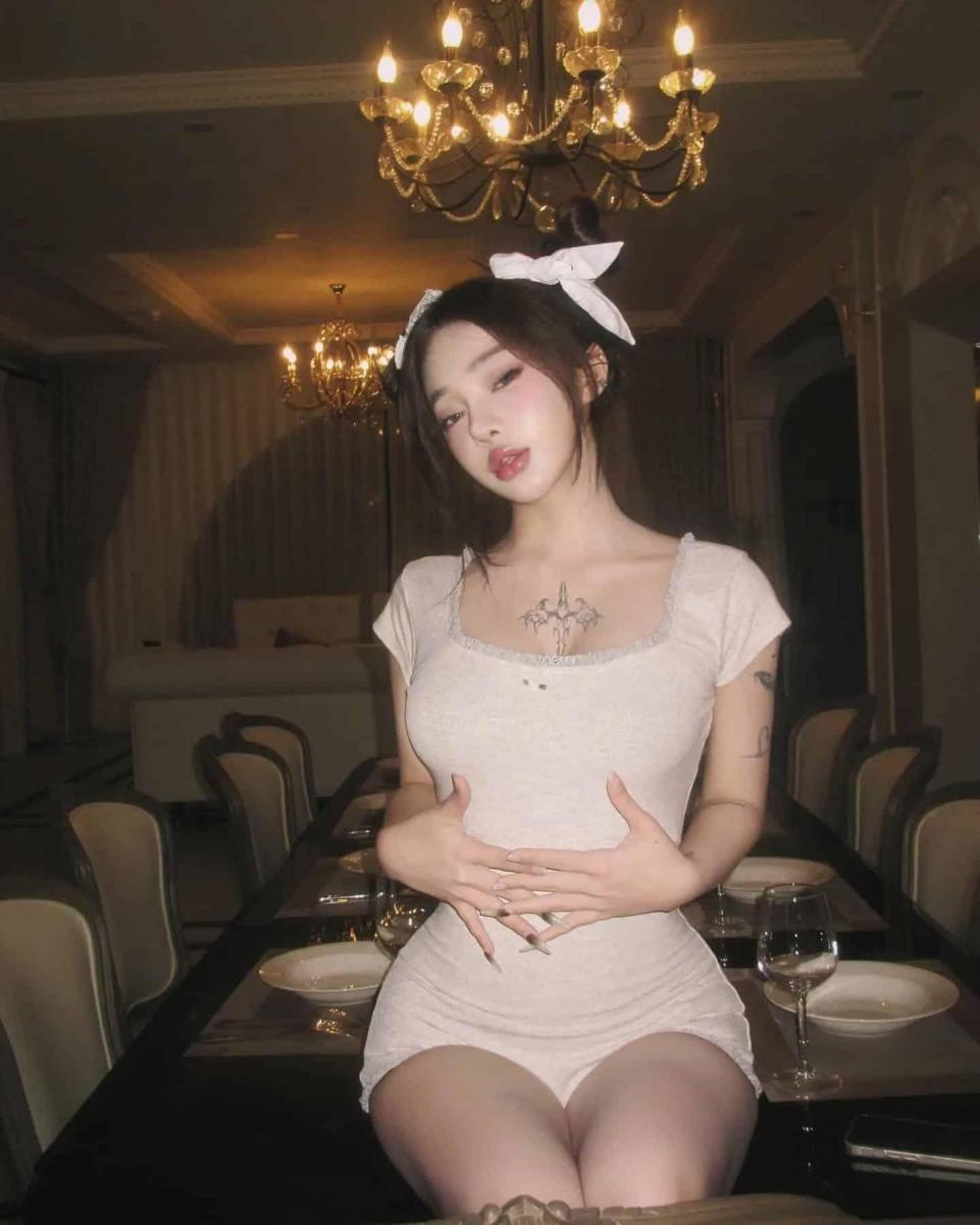 Gái xinh Twitter và gái đẹp sexy ngồi bậc thang