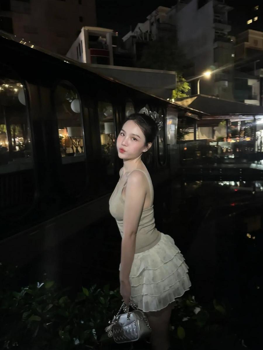 Gái xinh mặc bikini màu trắng - Hình ảnh sexy 2025