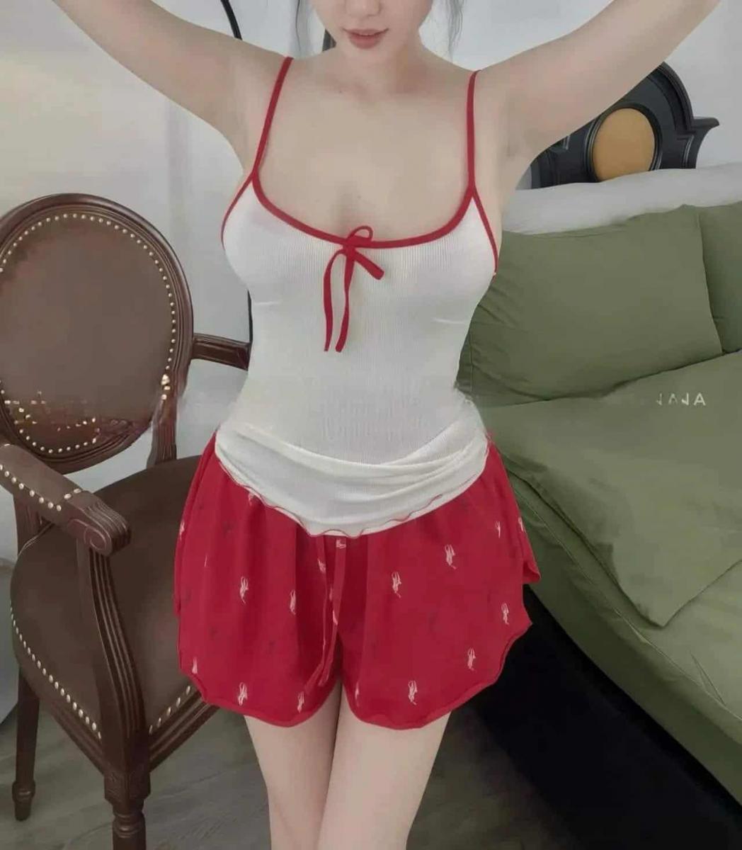 Gái xinh đang ngủ trong bộ đồ ngủ đẹp