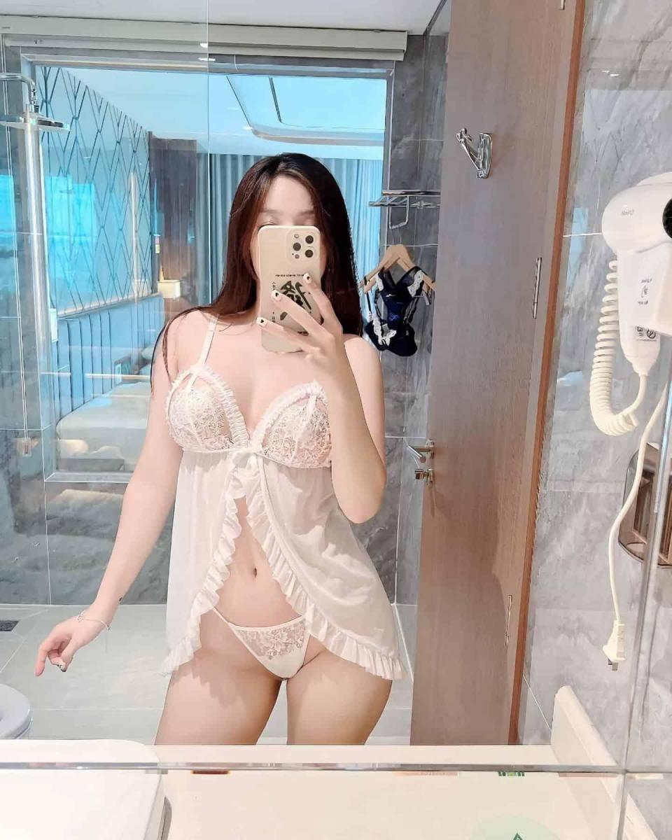Gái xinh không mặc quần áo trong bộ sưu tập áo dài đẹp