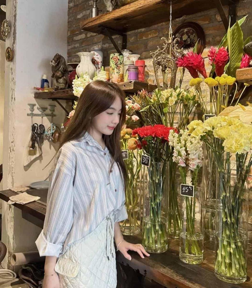 Ảnh gái xinh mặc áo hai dây và đeo mắt kính