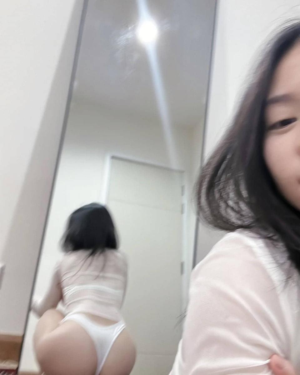 Hình ảnh gái đeo kính xinh đẹp khoe vòng 1