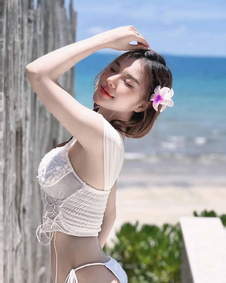 Ảnh gái xinh cầm điện thoại và tóc ngắn đeo kính