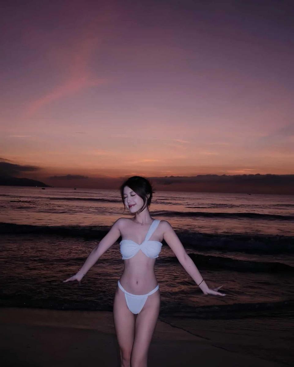 Gái xinh múa cột - Hình gái xinh đẹp mùa hè