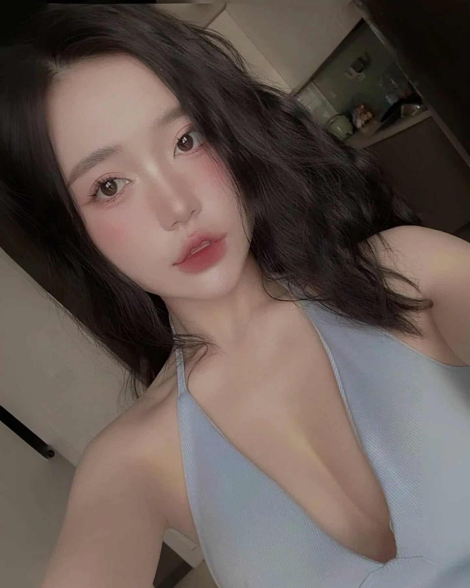 Hình nền gái xinh cho năm 2025