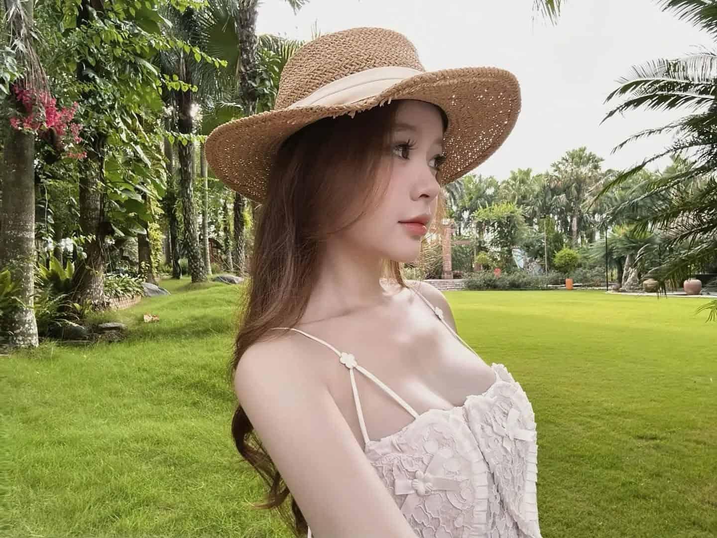 Ảnh gái xinh dáng đẹp và hàng đẹp cho hình nền
