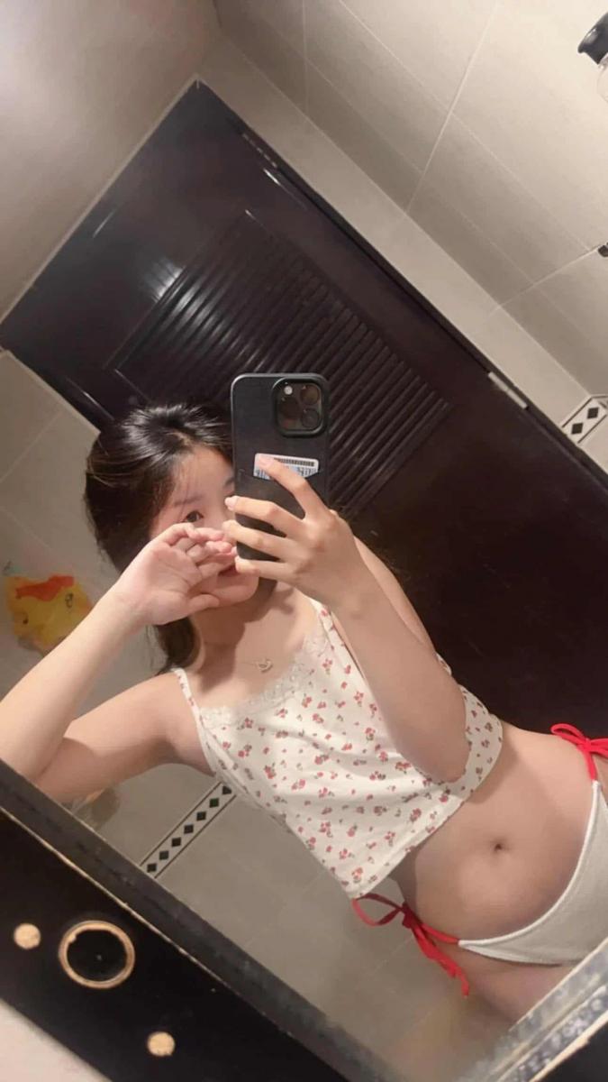 Ảnh gái xinh tóc ngắn che mặt và cầm điện thoại