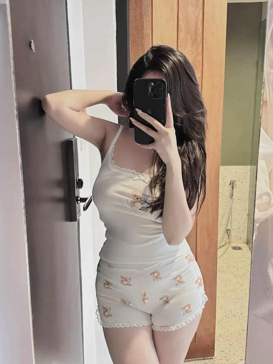 Ảnh nền gái xinh đẹp lung linh cho Facebook