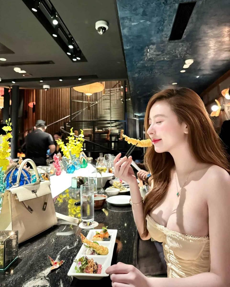 Gái Đẹp Tại Nhà Hàng Sushi