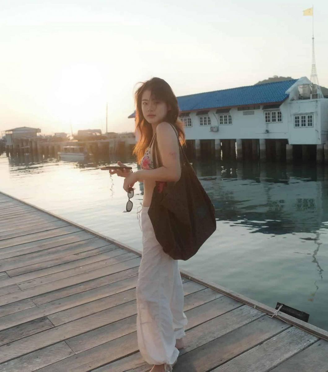 Ảnh gái xinh mặc chân váy và đeo mắt kính sexy