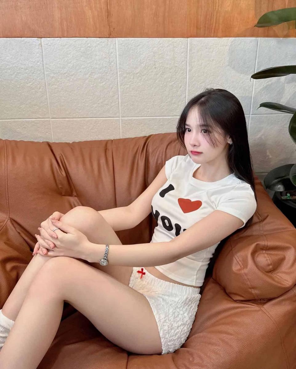 Hình vẽ gái xinh vui vẻ trong ảnh cô gái xinh xắn