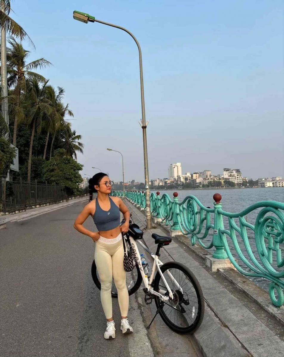 Ảnh gái xinh đeo kính và xăm mình trên xe đạp