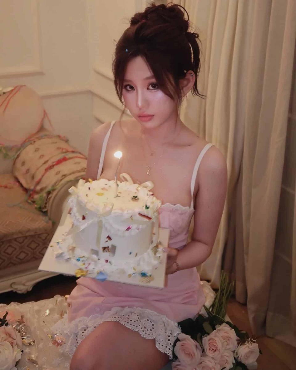 Gái xinh thoát y bên hoa hồng đẹp
