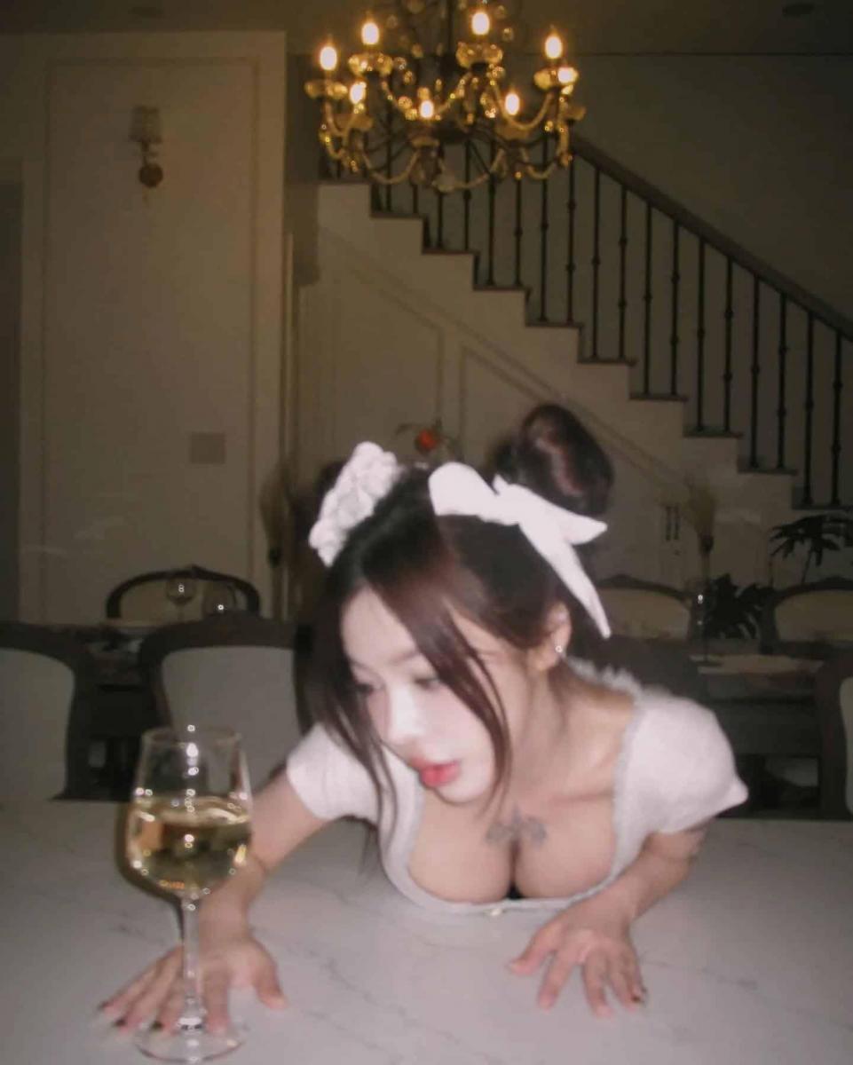 Gái xinh vu và gái xinh vt bên ly rượu đẹp